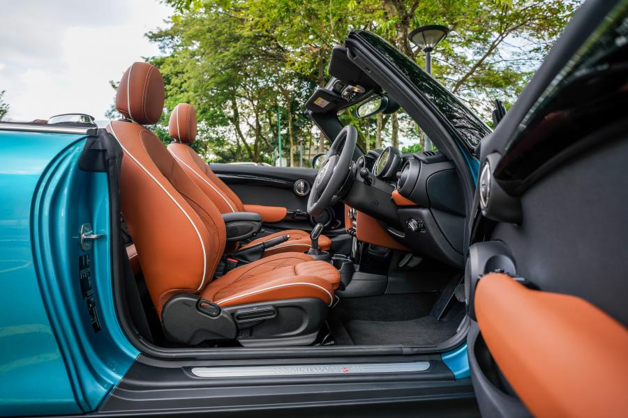 Интерьер Mini Cooper S Cabrio (F57) 2018 года  (MY) (фото 5 из 20)